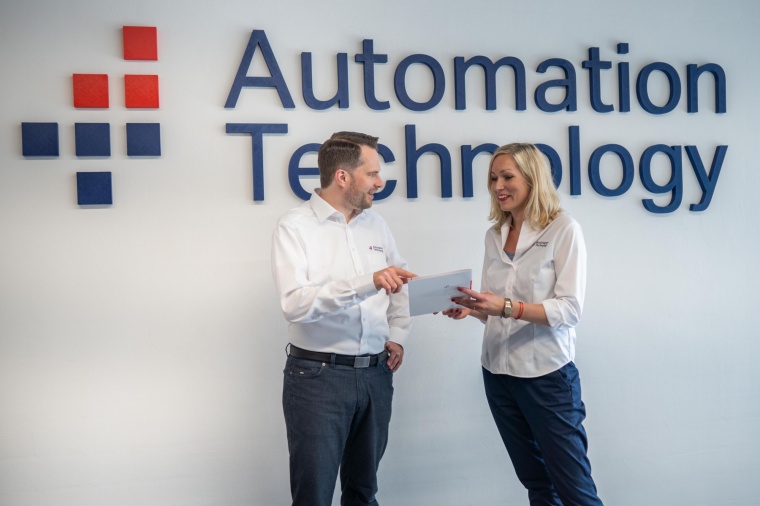 Daniel Seiler, Geschäftsführer von Automation Technology, gratuliert Nina...