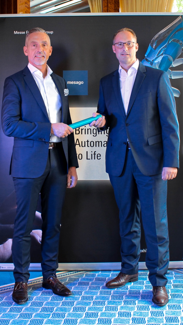 Christian Wolf (r.), Geschäftsführer der Hans Turck GmbH & Co. KG, übergibt...