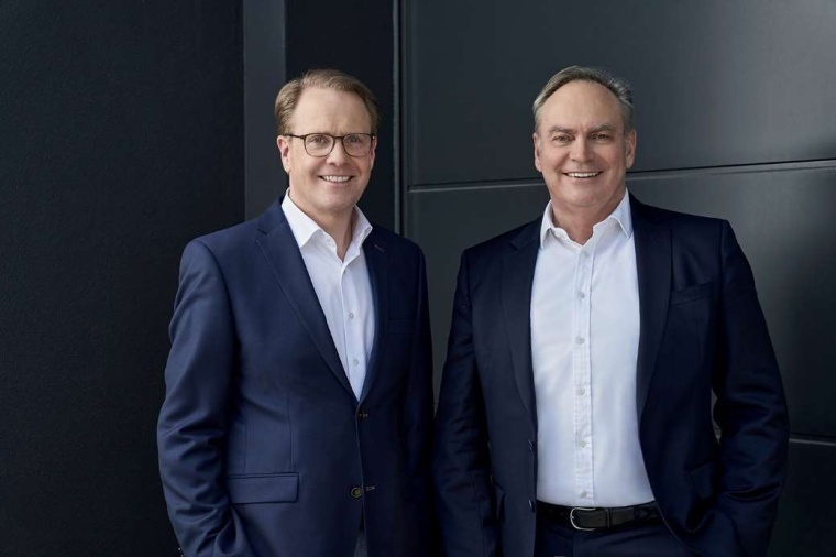 Arne Dehn (l.), CEO von Stemmer Imaging, und Uwe Kemm, COO, freuen sich über...