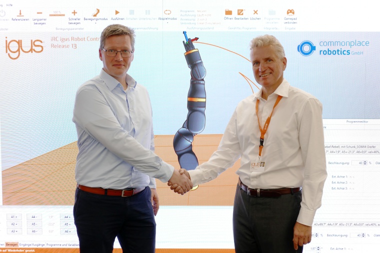 Christian Meyer, Gründer von Commonplace Robotics, und Igus-Chef Frank Blase....
