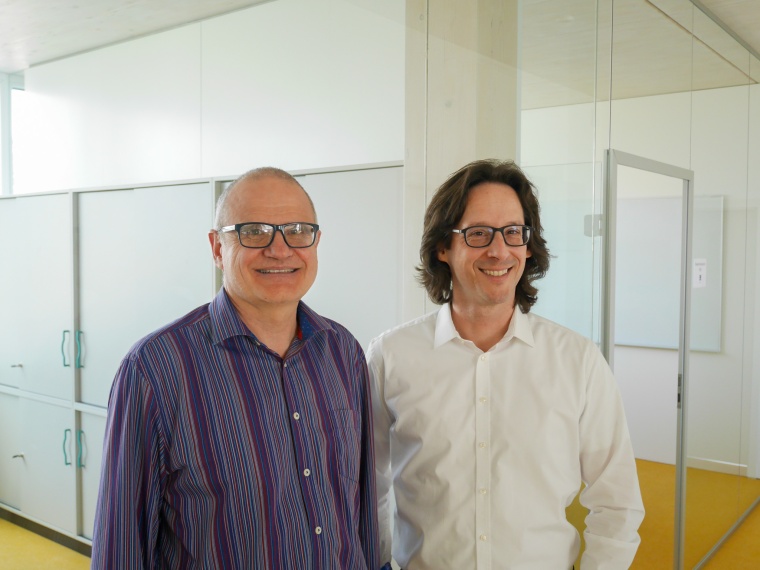 Dr. Tony Albrecht (links) ist neuer Entwicklungsleiter von Hema Electronic in...