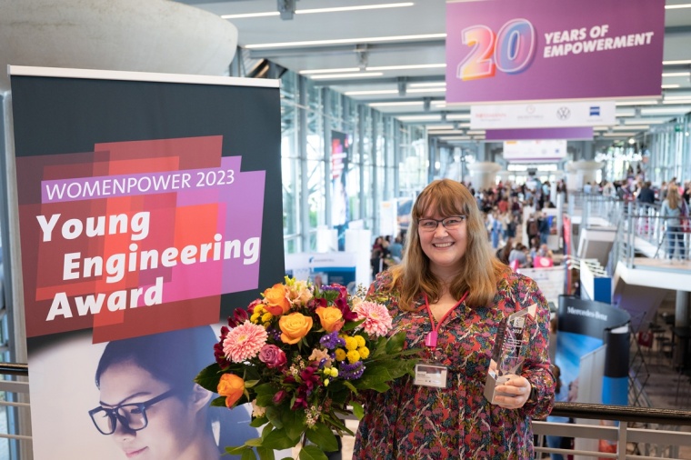 Lisa Ihde wird mit dem Young Engineering Award ausgezeichnet. Bild: Deutsche...