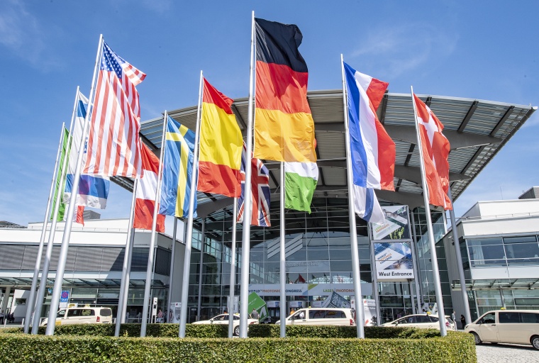 Der Eingangsbereich der Messe München während der Laser World of Photonics....