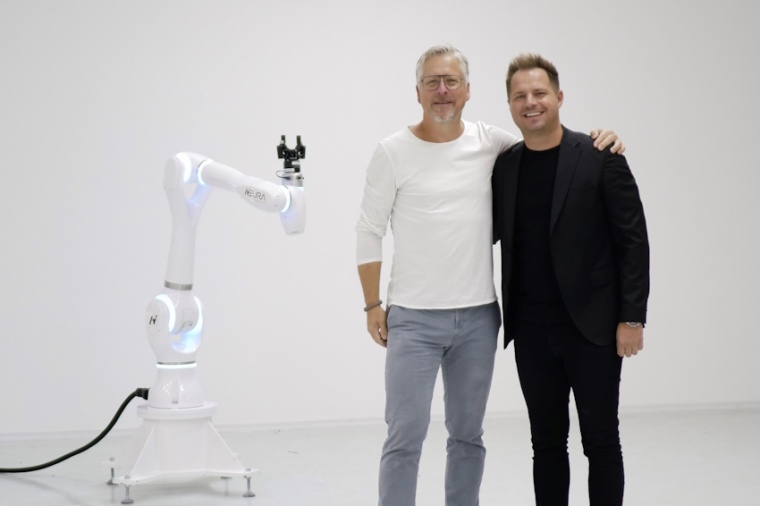 Dr. Bernd Heinrichs mit Gründer und -CEO David Reger. Bild: Neura Robotics