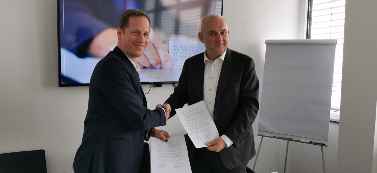 Dr. Timo Hartmann (li.), Althen GmbH, und Matthias Mauer, M&L AG, bei der...