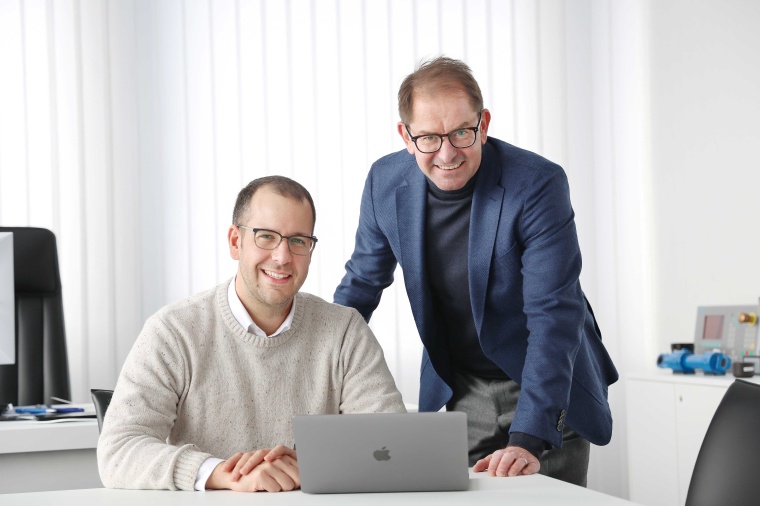Jury-Vorsitzender Johannes Keller (appliedAI) und Vorstandsvorsitzender Dr....