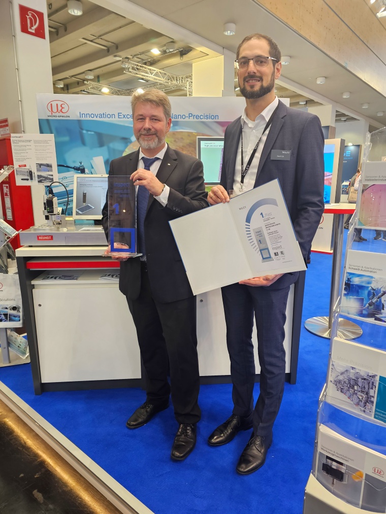 Dr. Alexander Streicher, Produktmanager Sensorik bei Micro-Epsilon (l.), und...