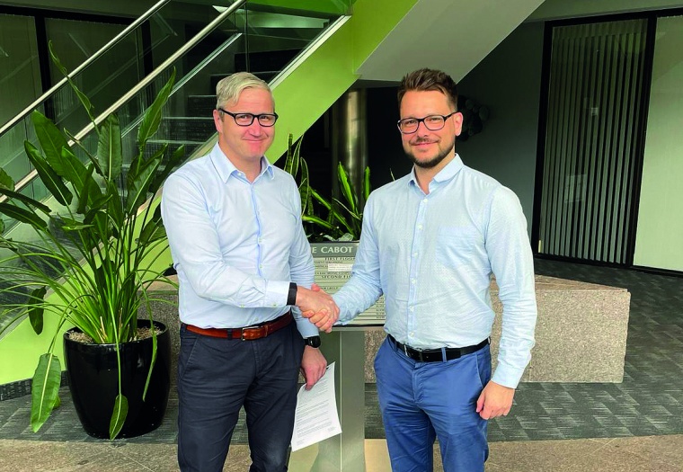 Handschlag für eine strategische Partnerschaft. Geschäftsführer Andreas...