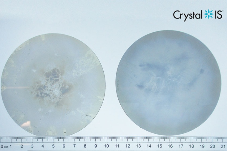 Vergleich des Crystal IS 100-mm-Bulk-AlN-Substrats von CY24 Q1 (links) mit 90 %...