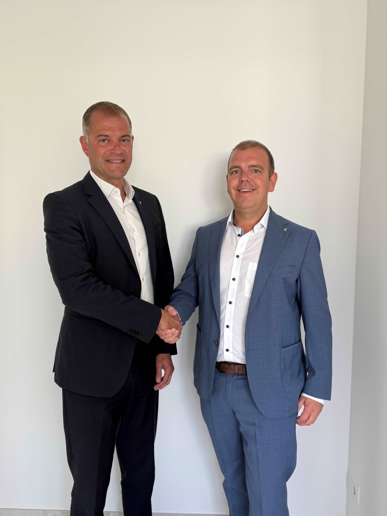 Aufsichtsratsvorsitzender Dennis Ziehl (rechts) gratuliert Joachim Ley als...
