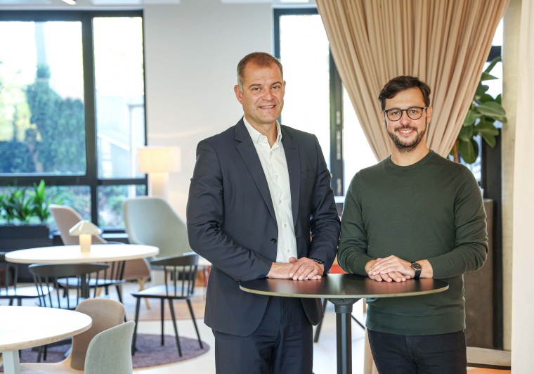 Moritz Gräter vom IPAI begrüßt Vorstandschef Joachim Ley von Ziehl-Abegg....
