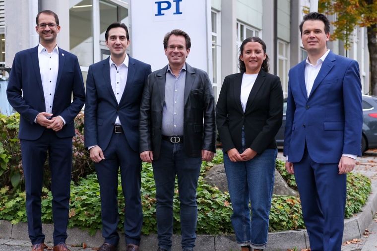 (l–r) Rosenheims OB Andreas März, PI-Standortleiter Markus Unterharrer, PI...