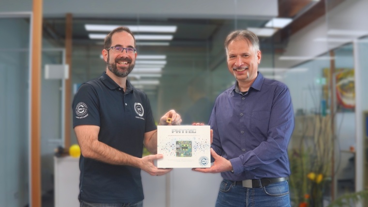 Jan-Erik Schmitt (Vision Components, links) und Martin Klahr (Phytec, rechts)...