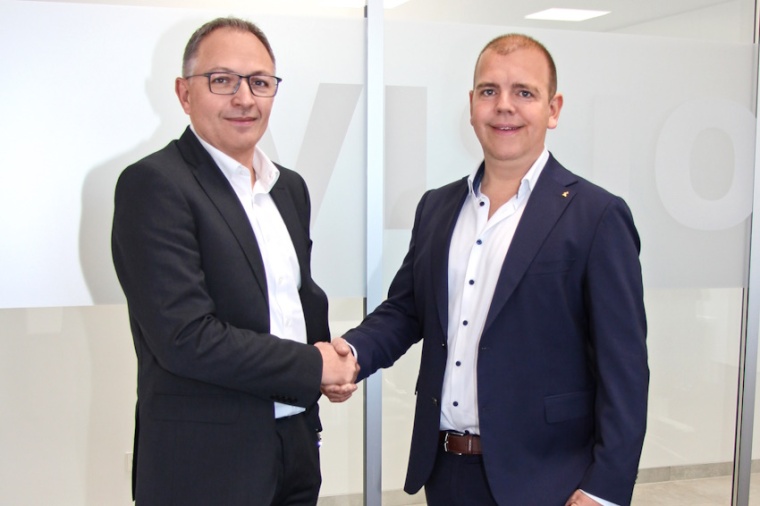Dennis Ziehl (rechts), der Aufsichtsratsvorsitzende von Ziehl-Abegg, begrüßt...