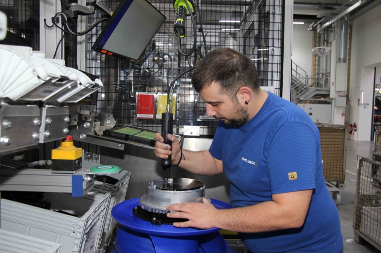 Ilias Fotiadis montiert bei Ziehl-Abegg in Kupferzell einen Axialventilator;...