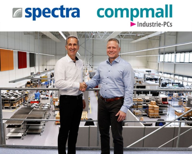 Klaus Rottmayr (Spectra, li.) begrüßt Albin Markwardt (Compmall, re.) im...