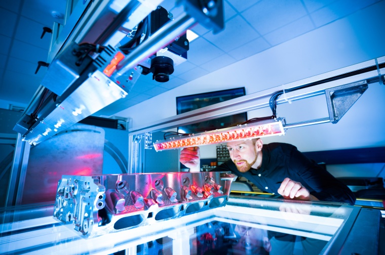 Oberflächenprüfung mit einem Bildverarbeitungssystem. Foto: Vitronic