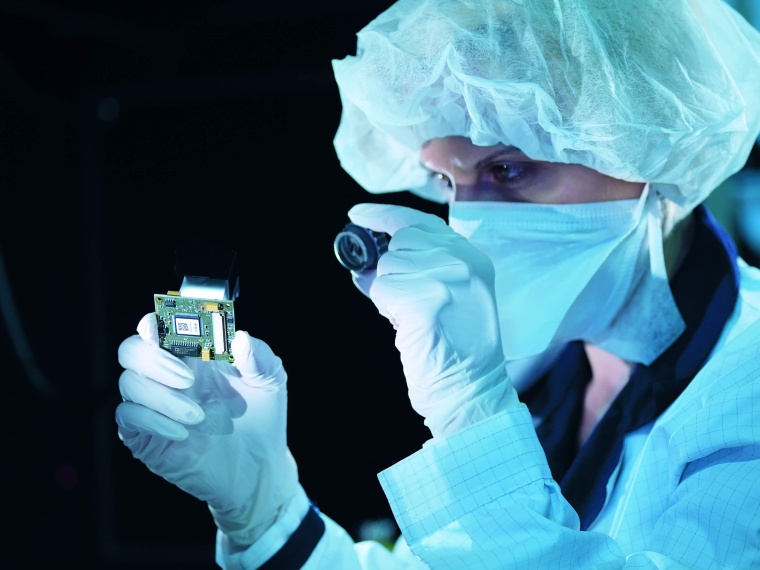 Inspection of an optoelectronic component at the Berliner Glas Group (Photo:...