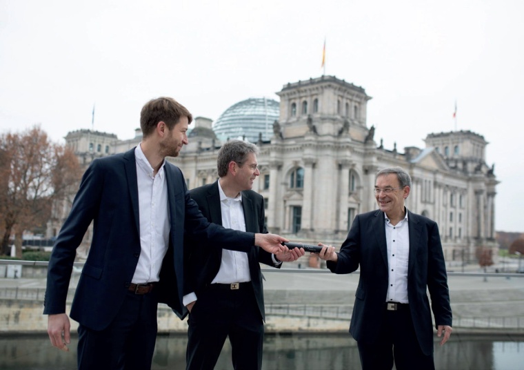 Thomas Zettler (r.) steps down as CEO of Laytec. Image: Laytec