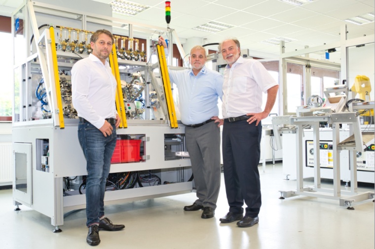 The new cooperation between VMT and Cadkon (from left to right): Peter Fischer...