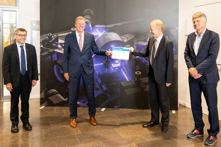 Happy about twelve million euros for a new lithography system at the IOF (from...
