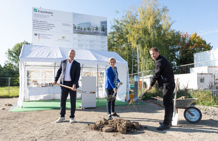Prof. Thomas Bauernhansl, Dr. Nicole Hoffmeister-Kraut und Prof. Stephan Birk...