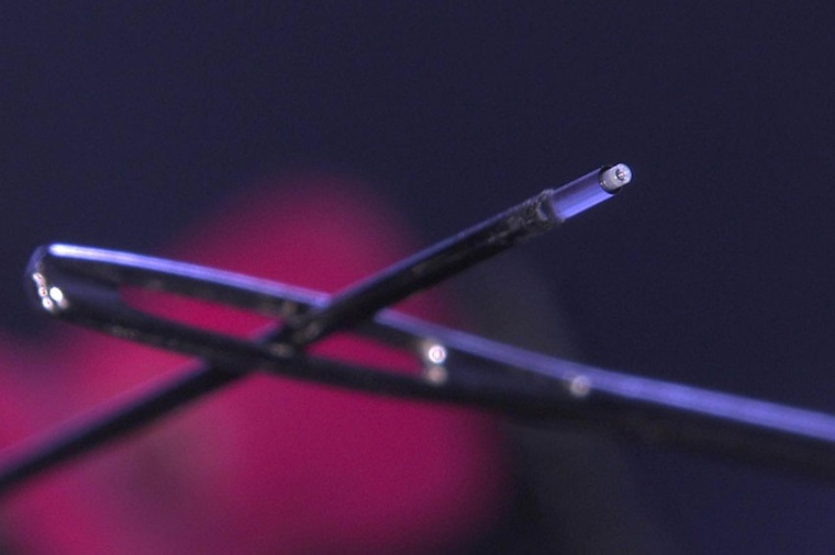 Ultrathin endoscope in the eye of a needle / Ultradünnes Endoskop im Nadelöhr...