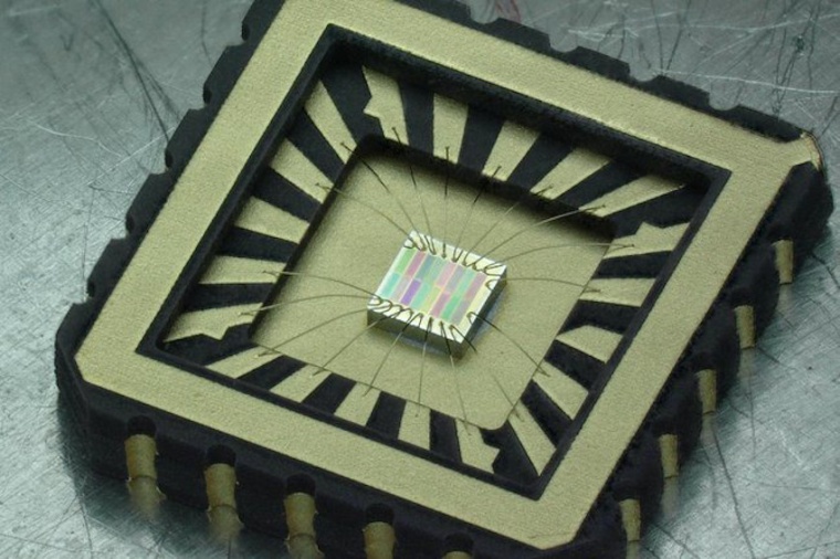 The new, miniaturized near-infrared sensor could fit in a smartphone. (Source:...