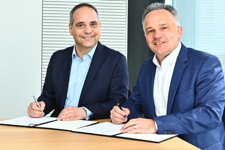 Yaris Pürsün, head of global powersystems operation, Daimler Truck (left),...