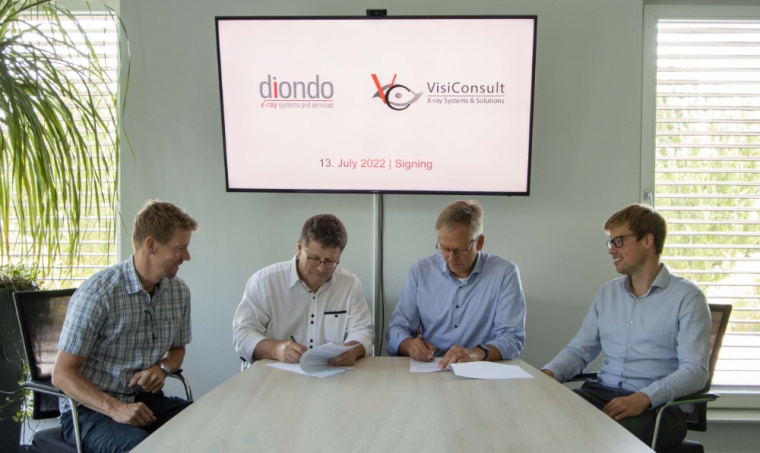 The management of the two companies at the signing of the contract (from left):...