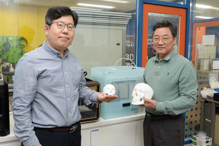 ETRI researchers showing a result of medical 3D printing (Source: ETRI)