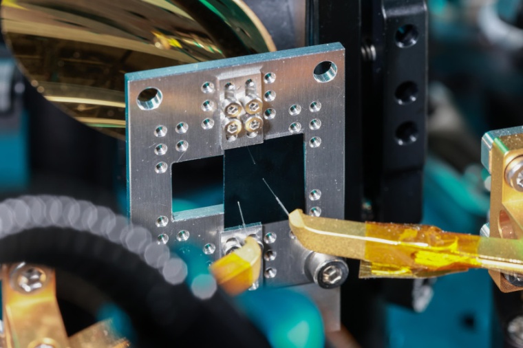 The new chip with integrated photonic circuit made of lithium niobate. (Source:...