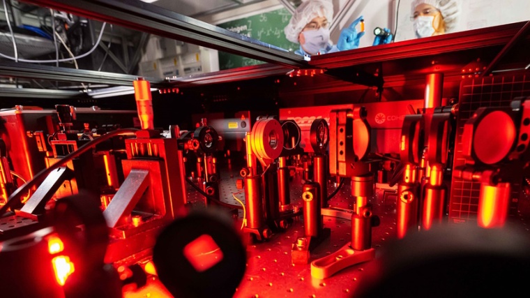Experiments on nonlinear optical effects (Source: J. Meyer/ U. Jena)
