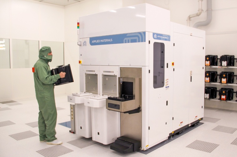 eBeam metrology devices from Applied Materials in the Fraunhofer IPMS clean...