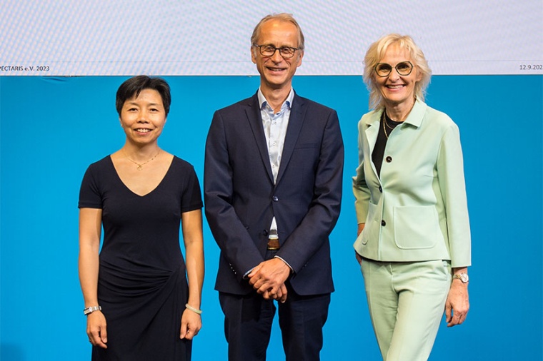 From left to right: Amily Guo, Dr Bernhard Ohnesorge and Mirjam Rösch....