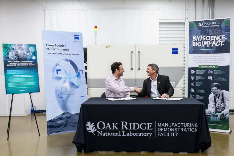 Zeiss’ head of AM technology Claus Hermannstädter (l) and ORNL interim...
