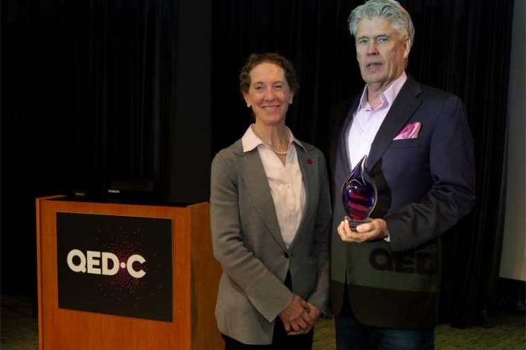 QED-C executive director Dr Celia Merzbacher (l) presenting the trophy to Mark...
