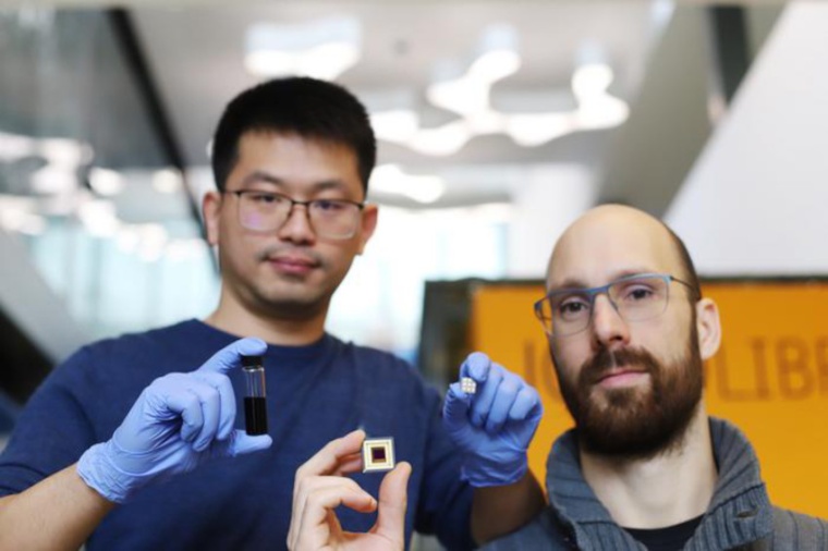 Yongjie Wang (l.) and Julien Schreier are holding a sample of a solution of...