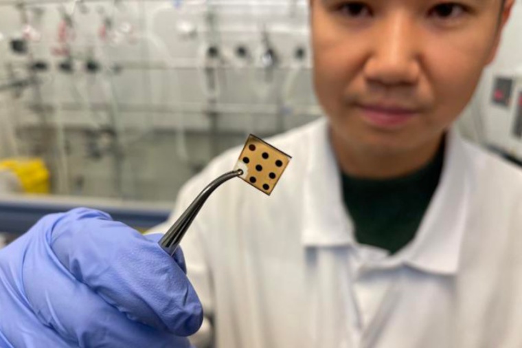 Researcher Lucheng Peng in the lab at ICFO holding the photodetector. (Source:...