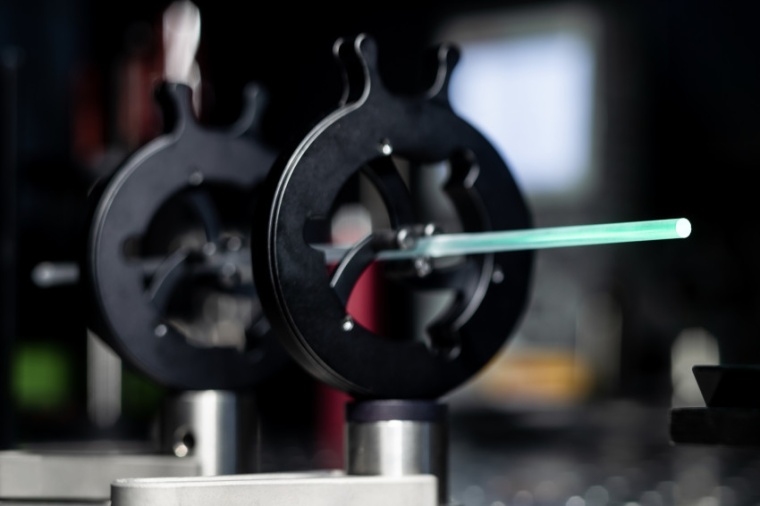 Installation of an ytterbium-doped glass rod excited by laser. (Source: Fh.-IOF)