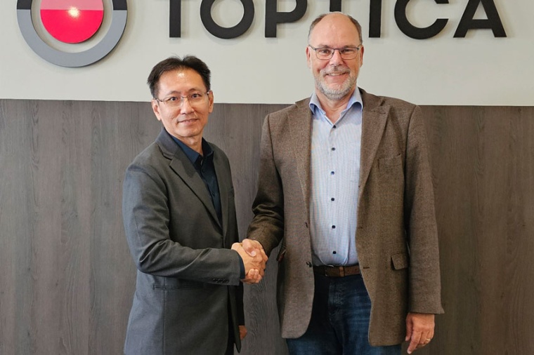 Lawrence Chua (l), managing director of Acexon, and Thomas Renner (r),...