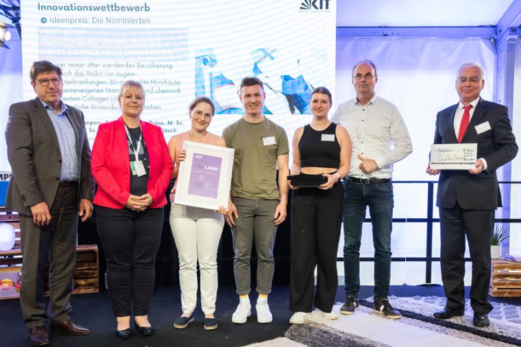 The winners of the idea award in the Neuland innovation contest (l–r) Prof...