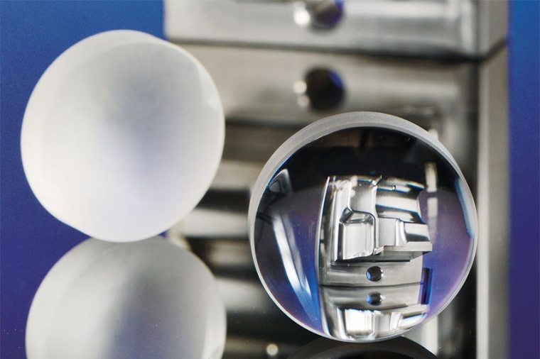 Lens made of quartz glass ground (left) and laser polished (Source: Fh. ILT)