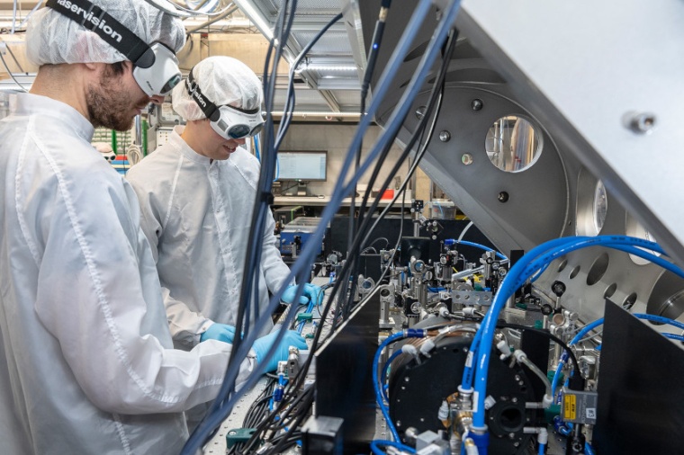 Lukas Lang (l.) and Moritz Seidl (r.) setting up the new laser. (Source: H....