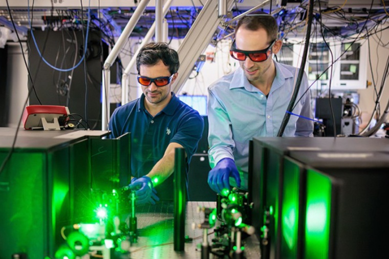Researchers around David Awschalom from the University of Chicago, including...
