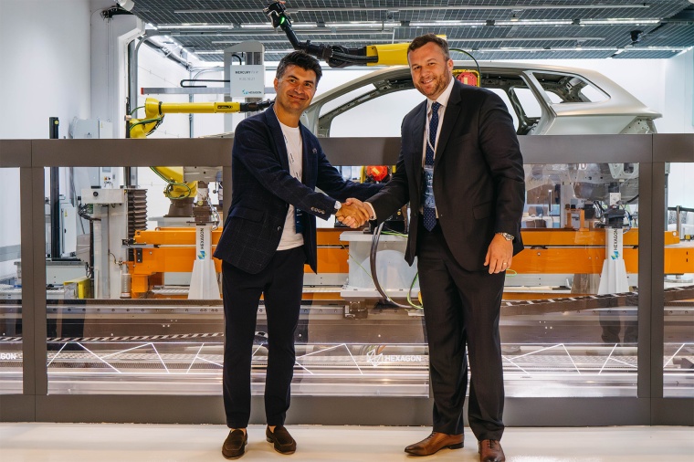 Seat’s director of quality Daniel Cortina (l), Hexagon MI president Josh...