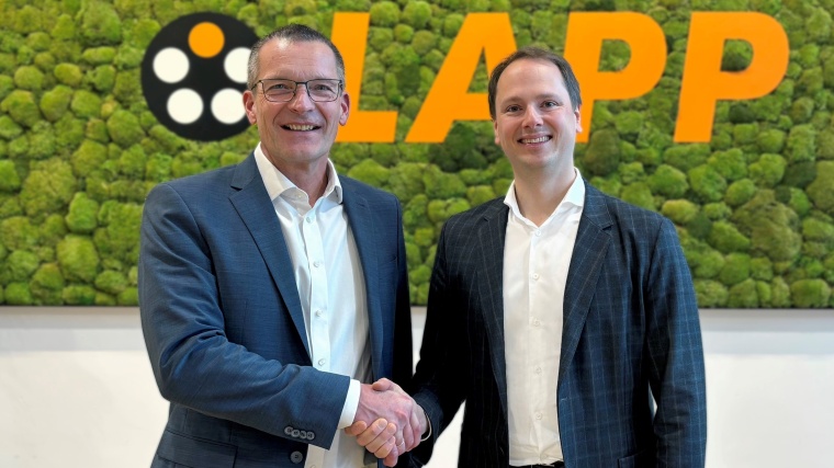 Matthias Lapp (right) hands over his role as CEO EMEA to Michael Seddig. Image:...