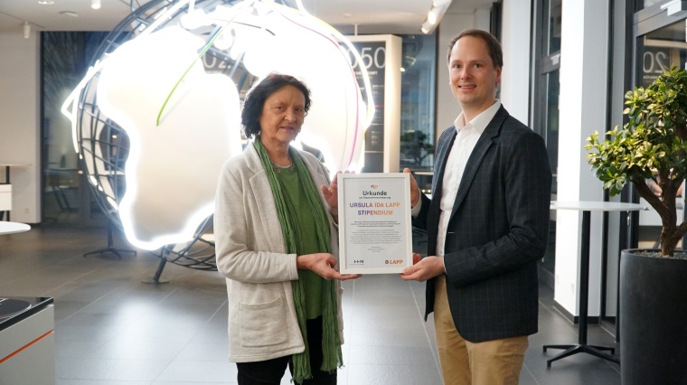 Matthias Lapp and Professor Ruth Flechaus agree on the cooperation. Photo: Lapp