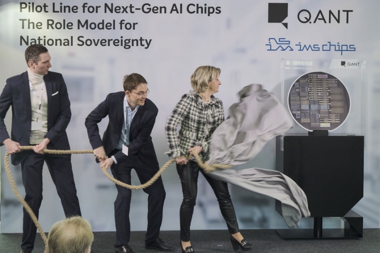 Business, research and politics pull together (l-r) Dr Michael Förtsch, Prof...