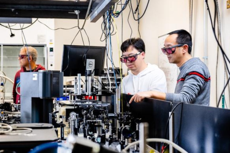 This team around Haidan Wen (r.) developed a new surface-sensitive spintronic...